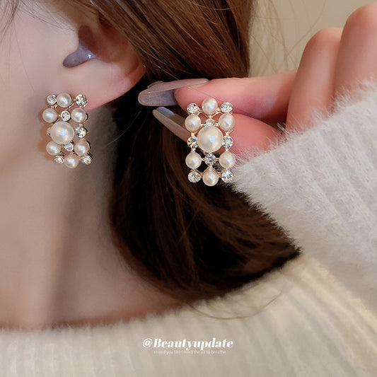 70% off diamond and pearl necklace, our best-selling product.