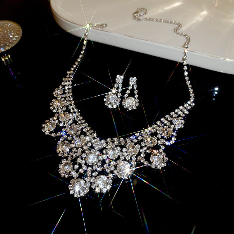 70% off diamond and pearl necklace, our best-selling product.